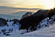 66 Baita Foppalunga nella luce del tramonto verso il Resegone